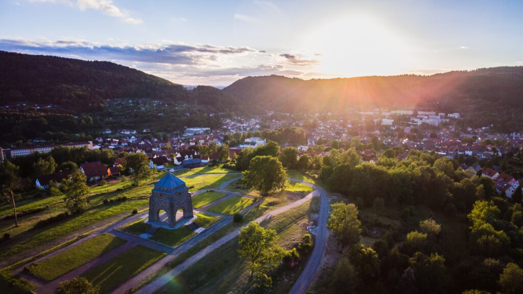 Wunderschöner Thüringer Wald, Denkmal in Zella-Mehlis, toller Aussichtspunkt, Anziehungspunkt für jeder Altersklasse, Spielplatz, spazieren gehen, gemütliche verweilen mitten im Grünen