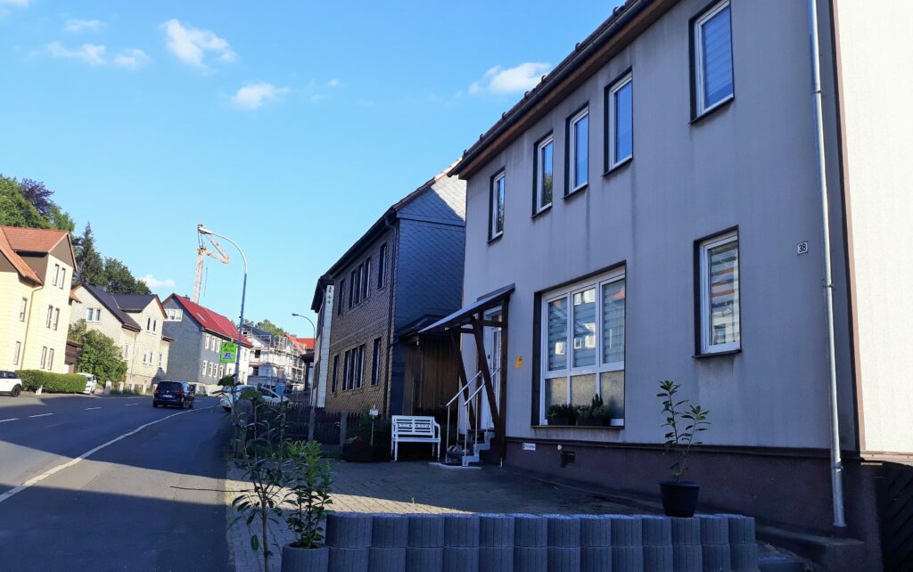Zella-Mehlis Ferienwohnung FLAIR Eingang und Parkplatz vor dem Haus