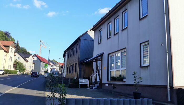 Ferienwohnung FLAIR Eingang und Parkplatz vor dem Haus Zella-Mehlis Ferienwohnung FLAIR Eingang und Parkplatz vor dem Haus