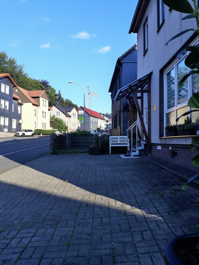 Zella-Mehlis Ferienwohnung FLAIR Eingang und Parkplatz vor dem Haus