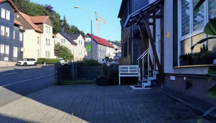 Ferienwohnung FLAIR Eingang und Parkplatz vor dem Haus Zella-Mehlis Ferienwohnung FLAIR Eingang und Parkplatz vor dem Haus