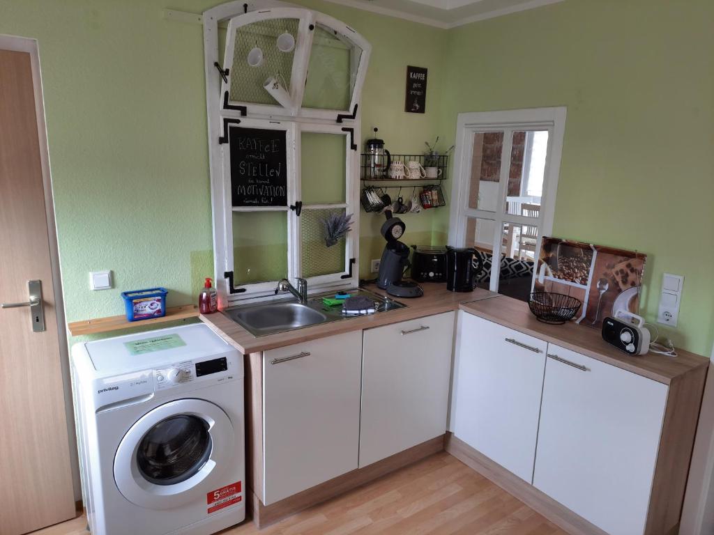 Zella-Mehlis Ferienwohnung FLAIR Wohnküche mit Waschmaschine